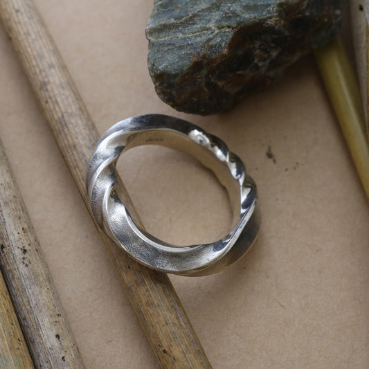 SV925 Murmuring Ring.