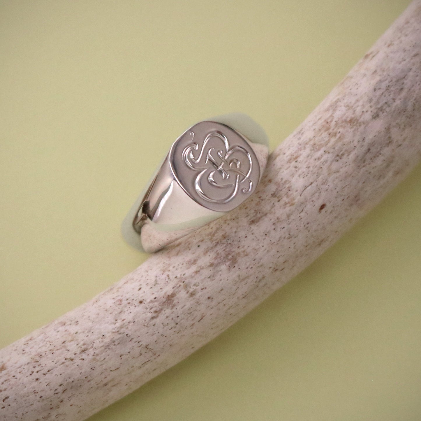 SV925.EB Monogram Ring.