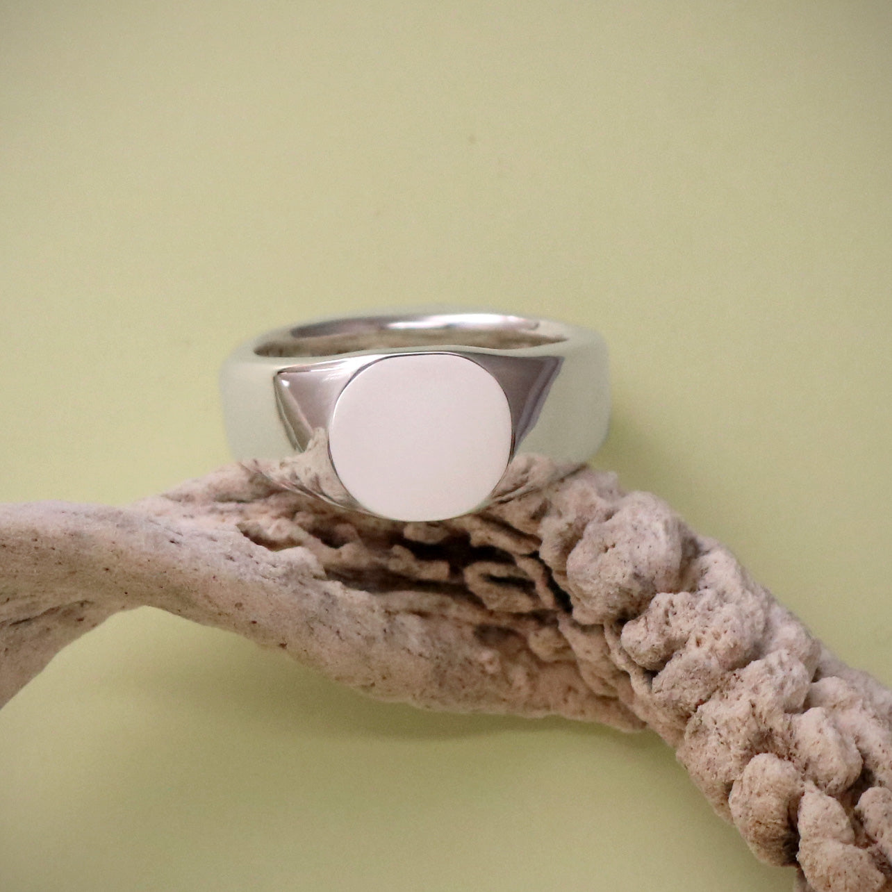 SV925. Plane Signet Ring. (Round)