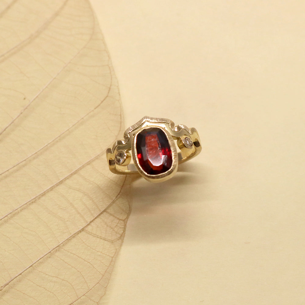 K18 Garnet＆ 0.029ct Brown Diamond. Ancient Castle Ring.