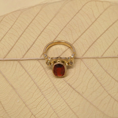 K18 Garnet＆ 0.029ct Brown Diamond. Ancient Castle Ring.