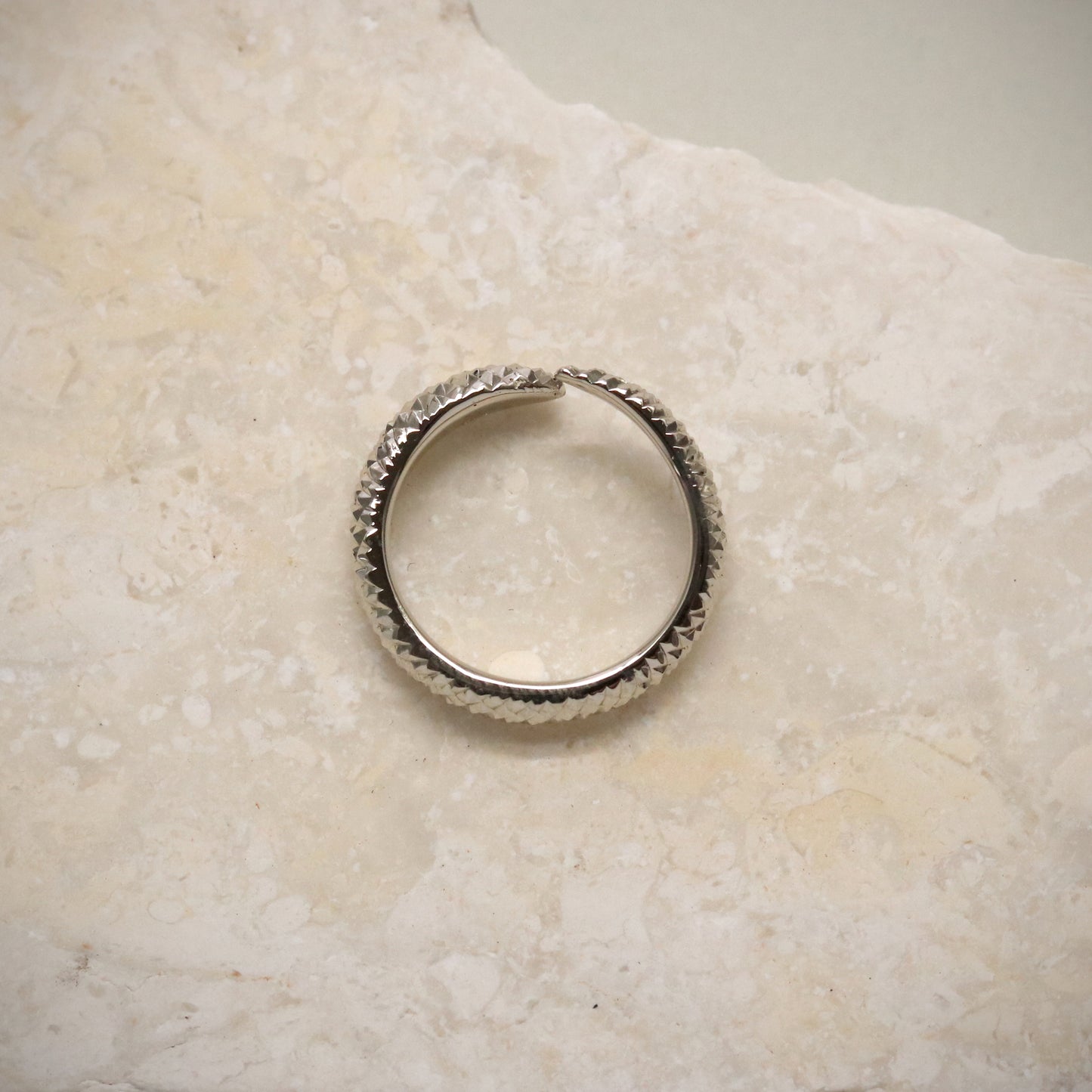 K18WG Pd10% Winding Snake Ring.