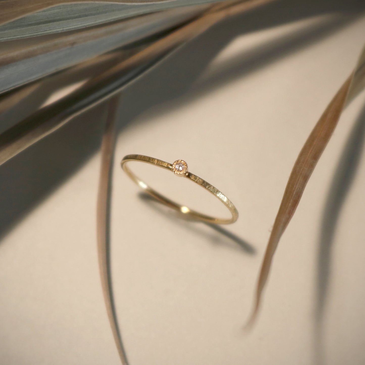 K18Gold 0.004ct Diammond Hammer Finish Ring.