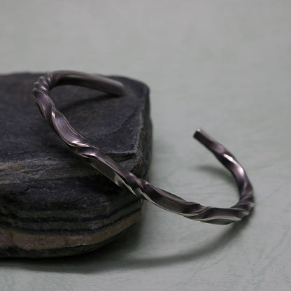 SV925 Murmuring Bangle.