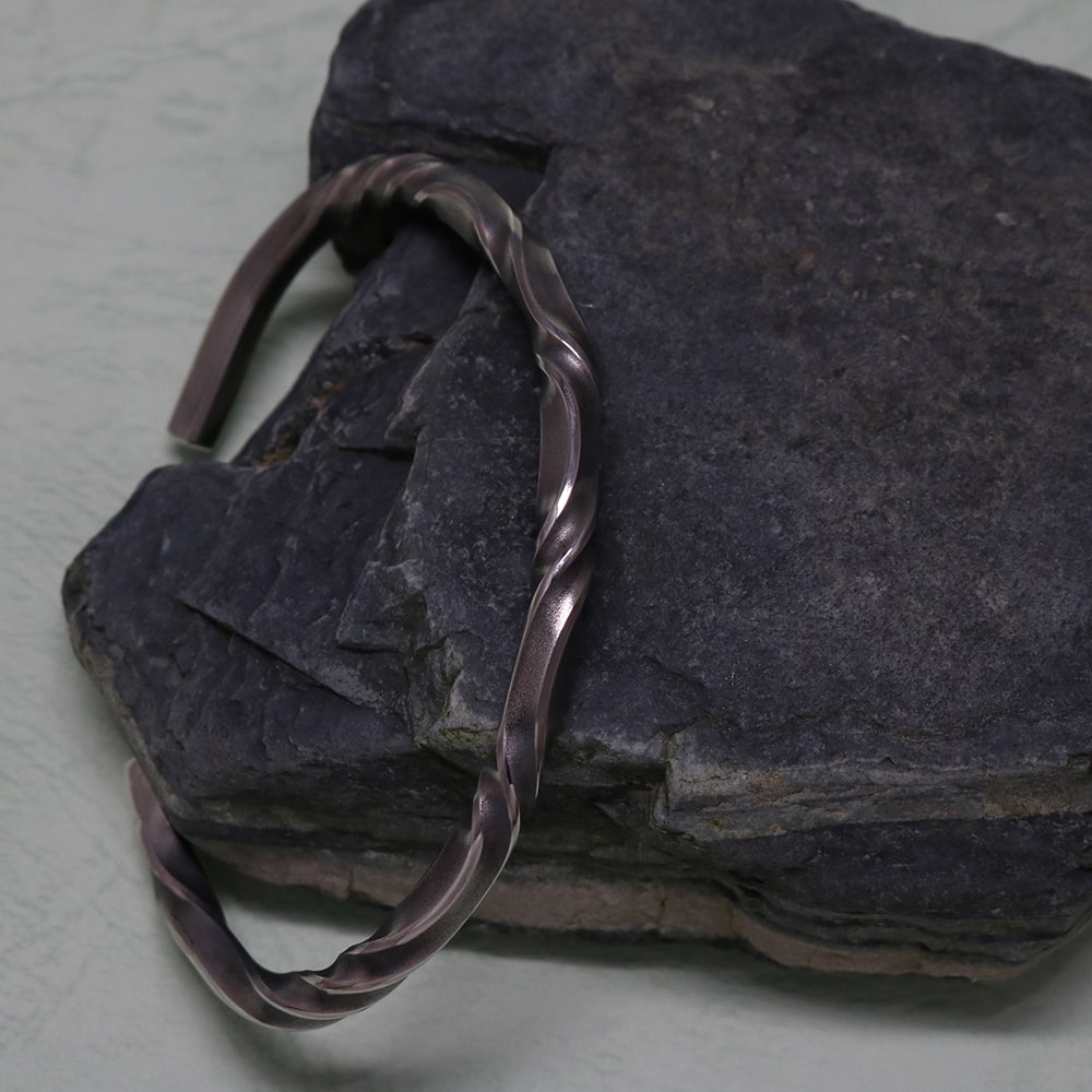 SV925 Murmuring Bangle.