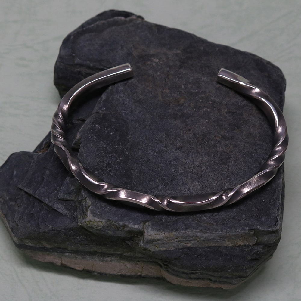 SV925 Murmuring Bangle.