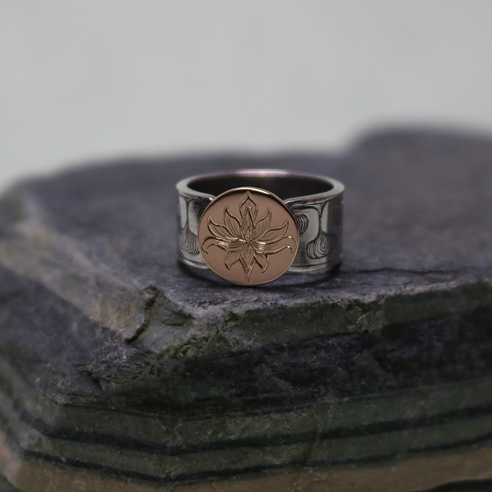 SV925/K18 Lotus Tone Ring.