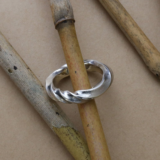 SV925 Murmuring Ring.